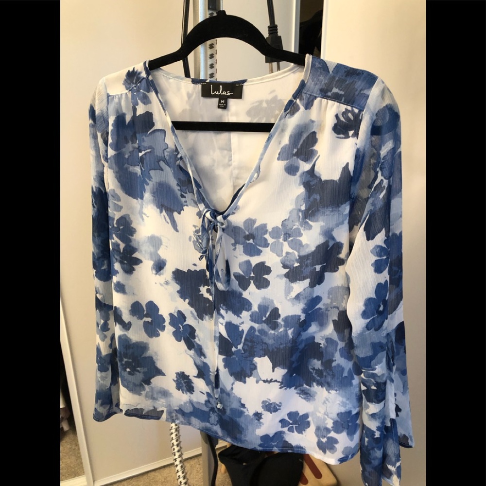 Lulus blue flowered blouse